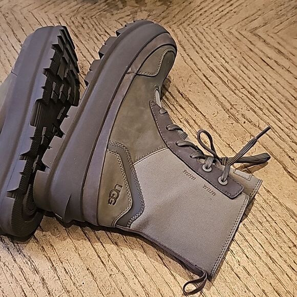 The UGG Lug sneakers boots size 7 NWOT moss green - Picture 7 of 11